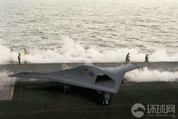 資料圖：X-47B無人機(jī)在林肯號航母上進(jìn)行系統(tǒng)連接測試。