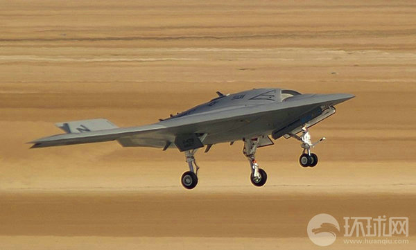 資料圖：X-47B無人機(jī)進(jìn)行飛行測試。