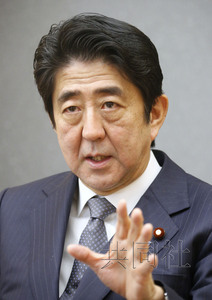 日本首相安倍晉三24日在官邸接受共同社采訪。