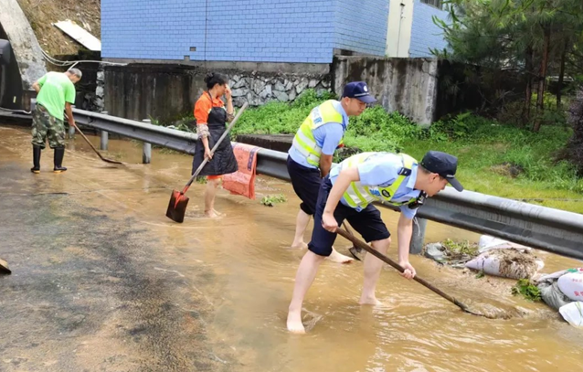 抗洪防汛 福建交警持續(xù)一線守平安