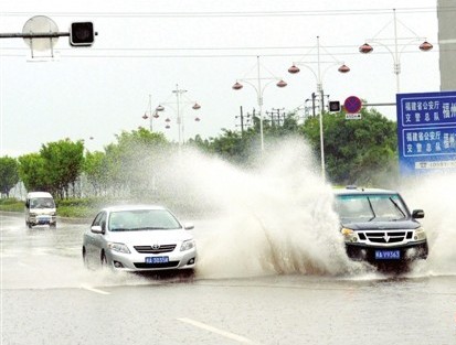 防抗臺風(fēng)“蘇拉”：榕城風(fēng)雨急 市政排澇忙