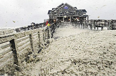 當地時間10月28日，颶風“桑迪”席卷美國北卡羅來納州馬頭鎮(zhèn)，大風使岸邊堆起了厚厚的泡沫