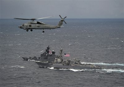 2011年1月10日，美國海軍驅(qū)逐艦與日本海上自衛(wèi)隊“鞍馬”號驅(qū)逐艦在日本長崎縣附近海域舉行聯(lián)合海上演習(xí)。資料圖片