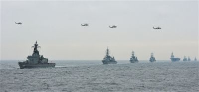 2012年10月14日，日本海上自衛(wèi)隊舉行閱艦式。2013年，日本自衛(wèi)隊時隔11年首增防衛(wèi)預(yù)算。資料圖片