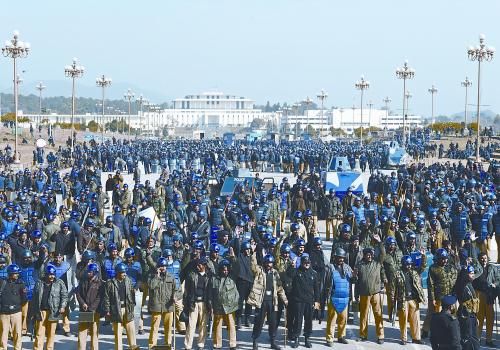 15日上午，大批警察在巴基斯坦首都伊斯蘭堡總統(tǒng)府前警戒。