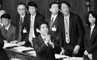 2月28日，日本首相安倍晉三（中）在國(guó)會(huì)鼓掌。他當(dāng)天說(shuō)，希望與中韓重新交好。