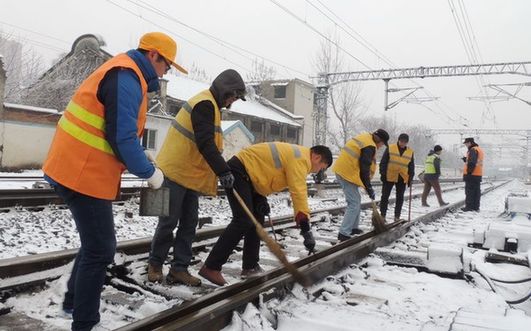 安徽：鐵路人“戰(zhàn)風雪” 保障春運安全