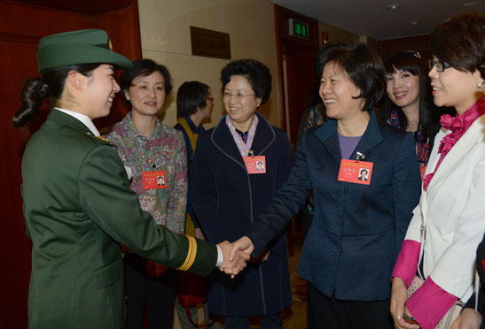 沈躍躍看望出席中國(guó)婦女十一大代表