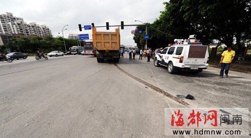 泉州驚險(xiǎn)土方車車禍 媽媽弓身子護(hù)住4歲幼女