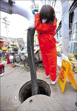 退役女兵自愿當(dāng)抽糞工稱職業(yè)沒有貴賤之別（圖）