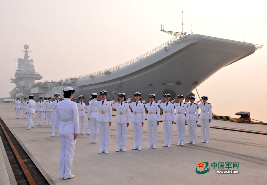 遼寧艦女艦員在進(jìn)行隊列訓(xùn)練。本網(wǎng)通訊員 張凱 攝