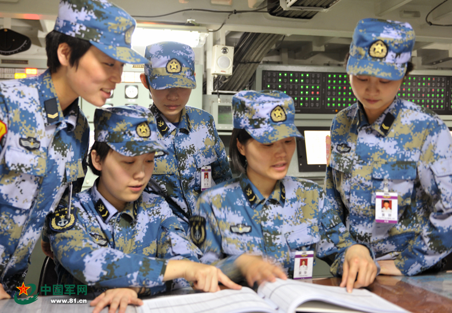 遼寧艦女艦員共同學(xué)習(xí)專業(yè)知識。本網(wǎng)通訊員 王松岐 攝