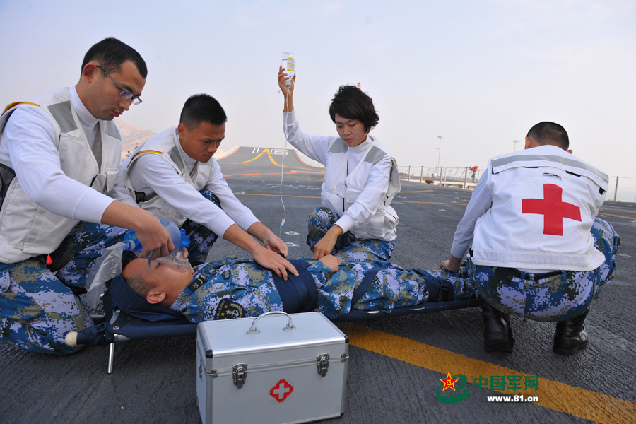 遼寧艦女艦員任穎琦參加戰(zhàn)傷救護(hù)演練。本網(wǎng)通訊員 張凱 攝