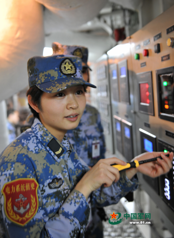 電工女艦員檢查設(shè)備。本網(wǎng)通訊員 王松岐 攝