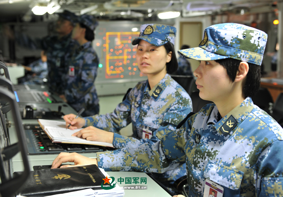 女艦員在機(jī)電集控室里值班。本網(wǎng)通訊員 王松岐 攝