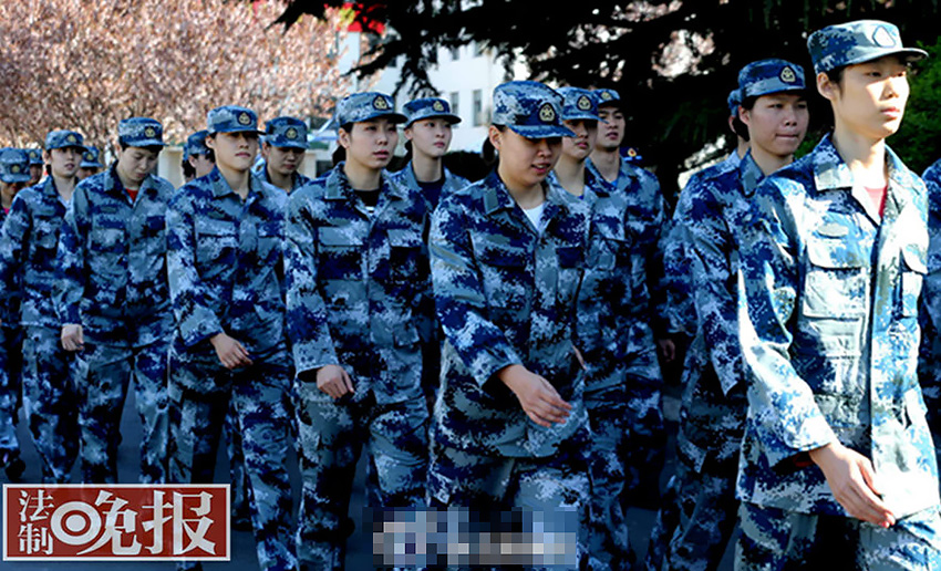 圖為女排姑娘在空軍訓(xùn)練基地進(jìn)行軍訓(xùn)。