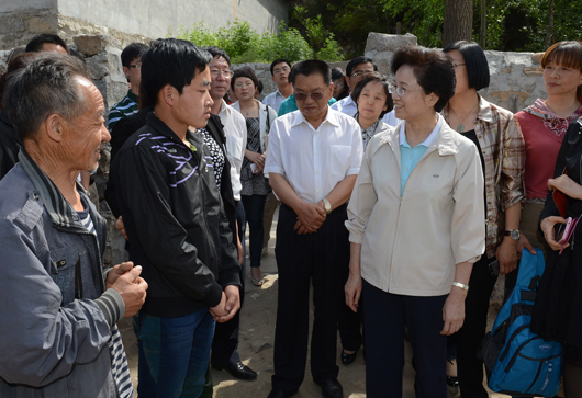 宋秀巖在白石口村深入農(nóng)戶慰問貧困兒童，了解孩子學習生活情況，鼓勵孩子自強奮進。記者 徐建軍 攝