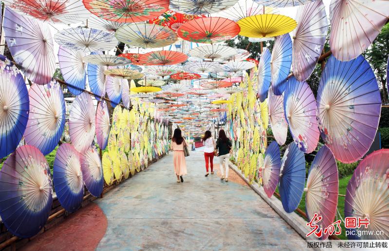 瀘州萬(wàn)把非遺油紙傘“開(kāi)花”迎國(guó)慶