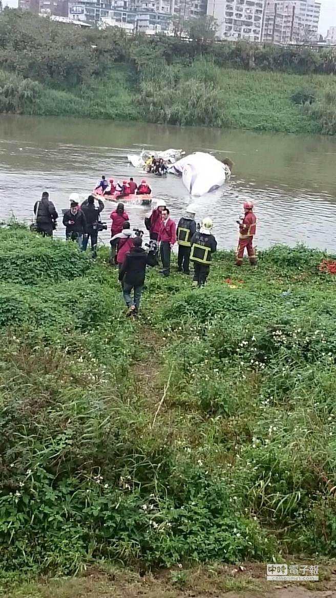 復興客機墜落基隆河畫面