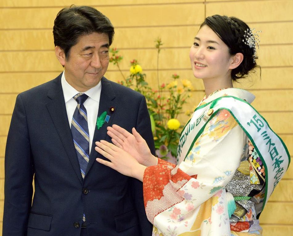 安倍接見日本櫻花女王、綠色女神