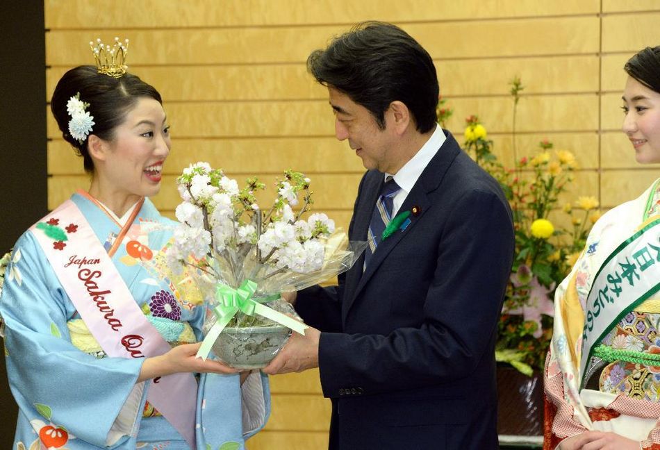 安倍接見日本櫻花女王、綠色女神