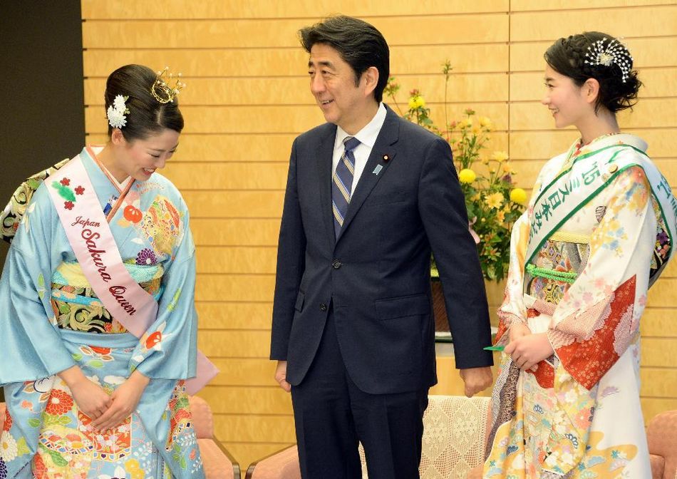 安倍接見日本櫻花女王、綠色女神