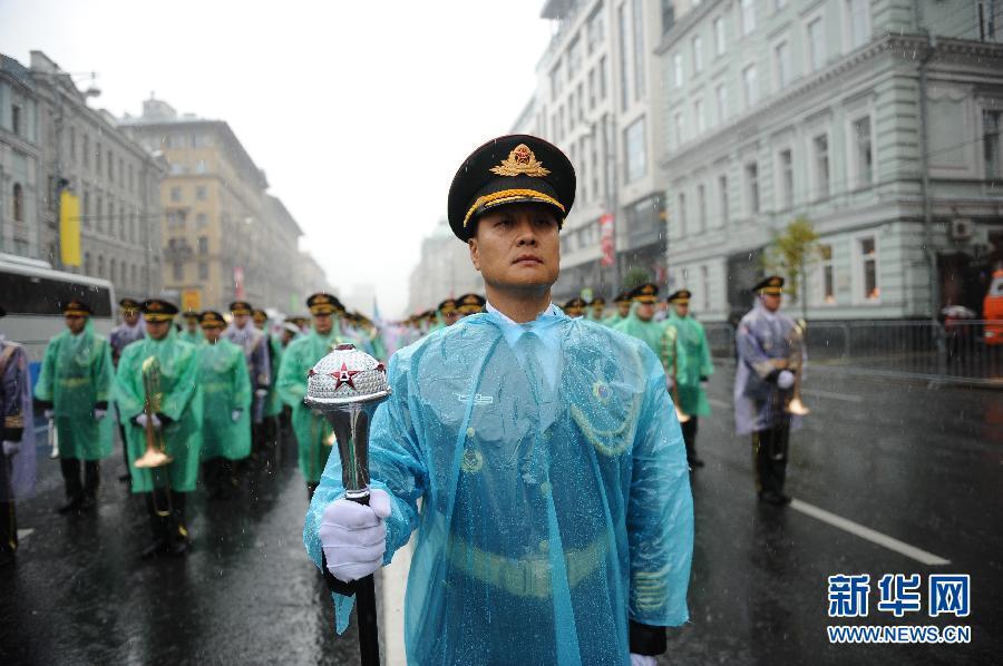 （國(guó)際）（2）中國(guó)人民解放軍軍樂(lè)團(tuán)與女子儀仗隊(duì)亮相莫斯科