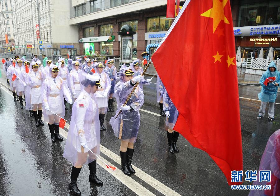 （XHDW）（2）中國(guó)人民解放軍軍樂(lè)團(tuán)與女子儀仗隊(duì)亮相莫斯科