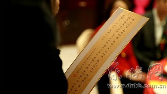 90后女孩小楷寫(xiě)喜慶段子為婚禮助興　已習(xí)字20年