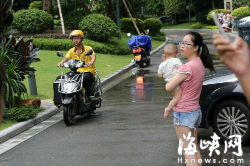 男童被撞身亡后，送外賣、快遞的電動車昨仍頻頻進(jìn)入該小區(qū)