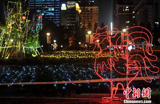 2月7日晚，福州溫泉公園里各種彩燈將公園裝扮的流光溢彩。　張斌　攝