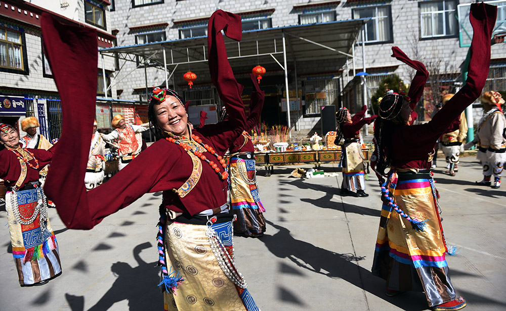 2月27日，拉薩市城關(guān)區(qū)阿壩林卡社區(qū)老年文藝隊(duì)表演舞蹈。