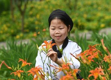 （圖片故事）（1）讓夢(mèng)想開(kāi)花的“地貧”女孩